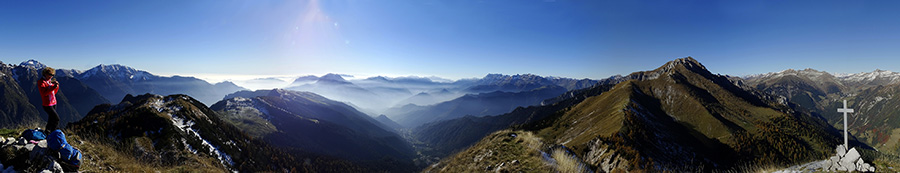 Dal Pizzo Badile (2044 m) vista a sud sulle Prealpi Orobie, valli e pianura